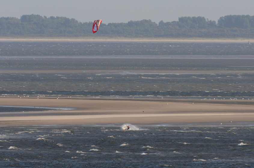Kite surfing in European SSI empty sandbanks 06072009 Hinder, Oostvoorne, The Netherlands.jpg