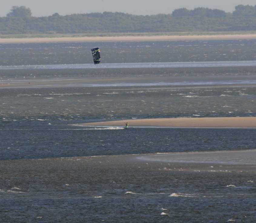 Kite surfing in European SSI empty sandbanks 06072009 Hinderplaat,Oostvoorne, The Netherlands.jpg