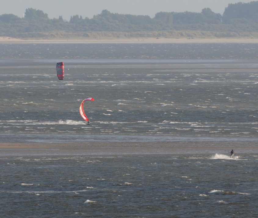 Kite surfing in European SSI empty sandbanks 06072009a Hinder, Oostvoorne, The Netherlands.jpg