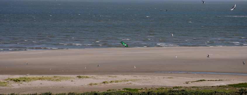 Kite-surfing in European SSI with empty roost 12072009 4774 Oostvoorne, The Netherlands.jpg