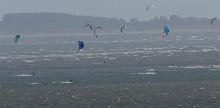 Kite-surfing in European SSI, 12072009 4606 Oostvoorne, The Netherlands.jpg
