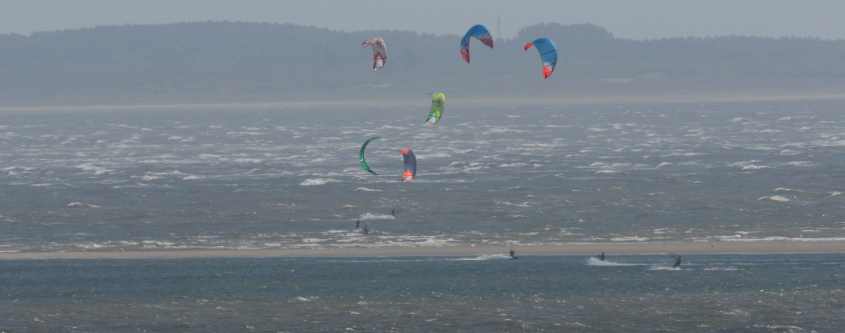 Kite-surfing in European SSI, 12072009 4622 Hinder, Oostvoorne, The Netherlands.jpg