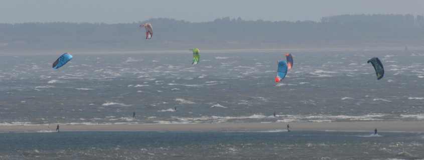 Kite-surfing in European SSI, 12072009 4625 Hinder Oostvoorne, The Netherlands.jpg