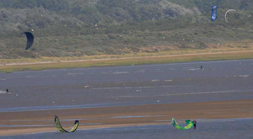 Kite-surfing in European SSI, emptying sandbanks 12072009 5181 Oostvoorne, The Netherlands.jpg