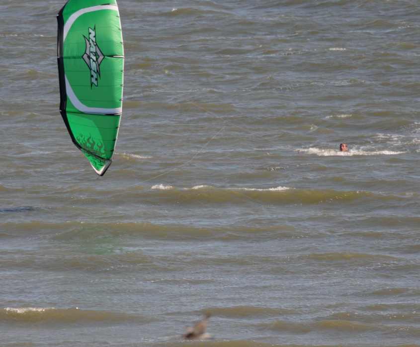 Kite-surfing in European SSI, lost and coming ashore 12072009 4941 Hinder Oostvoorne, The Netherlands.jpg